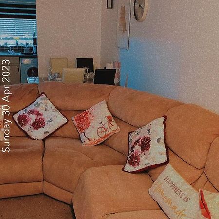 Lovely 2 Bed Flat/Apt In East London- Nice Estate. Dagenham Eksteriør bilde