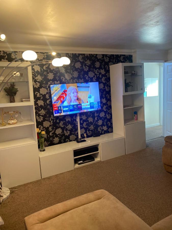 Lovely 2 Bed Flat/Apt In East London- Nice Estate. Dagenham Eksteriør bilde