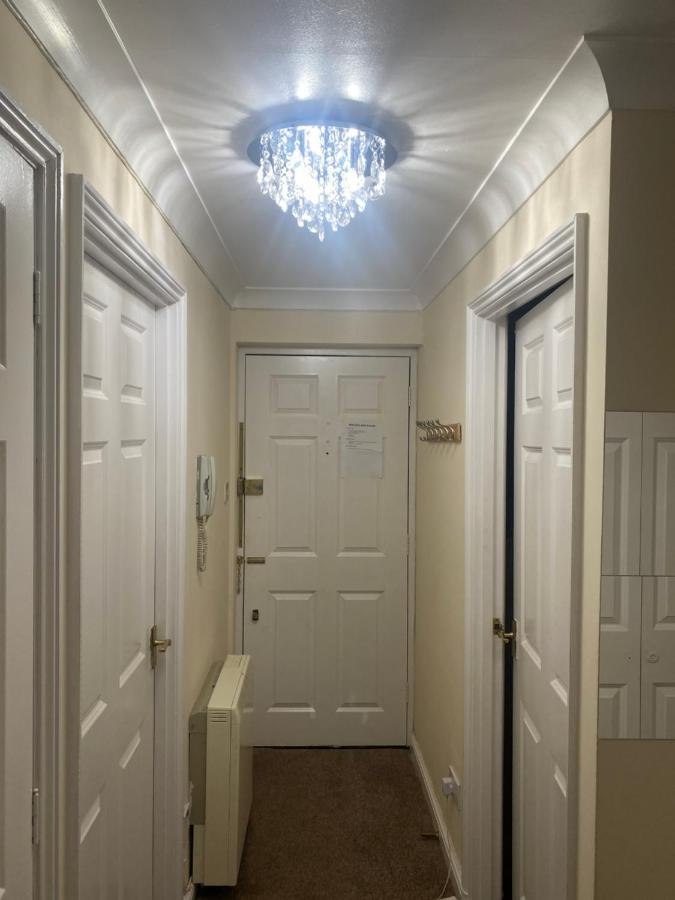 Lovely 2 Bed Flat/Apt In East London- Nice Estate. Dagenham Eksteriør bilde