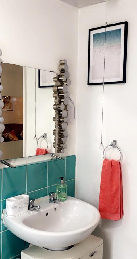Lovely 2 Bed Flat/Apt In East London- Nice Estate. Dagenham Eksteriør bilde