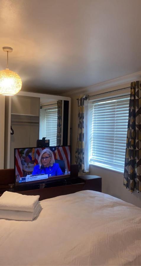 Lovely 2 Bed Flat/Apt In East London- Nice Estate. Dagenham Eksteriør bilde