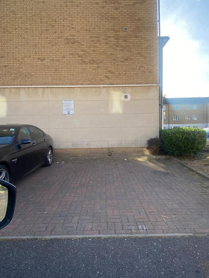 Lovely 2 Bed Flat/Apt In East London- Nice Estate. Dagenham Eksteriør bilde