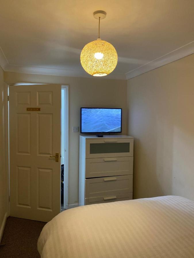 Lovely 2 Bed Flat/Apt In East London- Nice Estate. Dagenham Eksteriør bilde