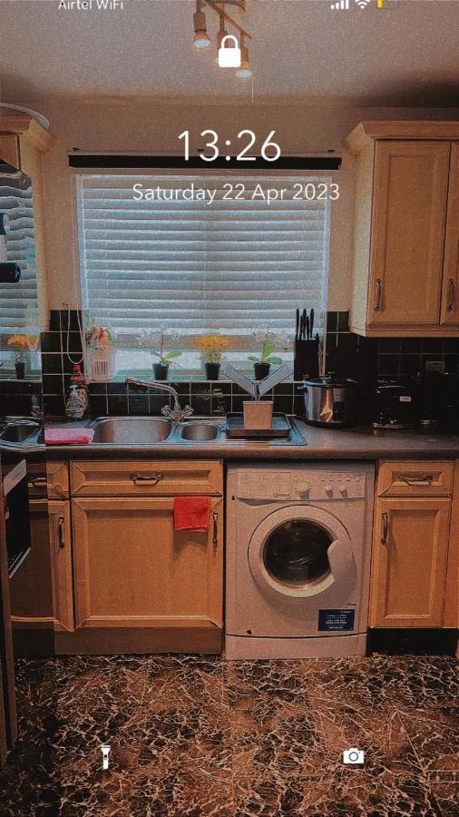 Lovely 2 Bed Flat/Apt In East London- Nice Estate. Dagenham Eksteriør bilde